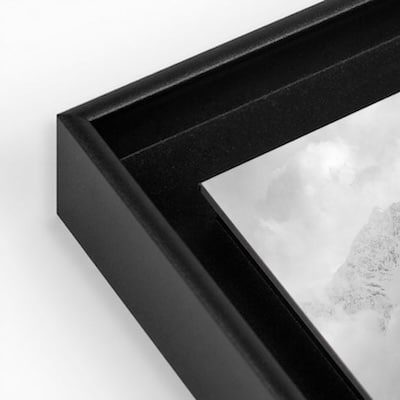 Détail d'une caisse américaine en aluminium noir