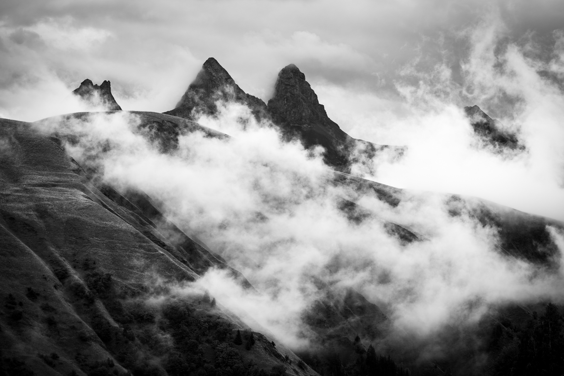 Aiguilles d'Arves en noir et blanc après l'orage
