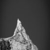 Aiguille Dibona verticale en noir et blanc, Écrins