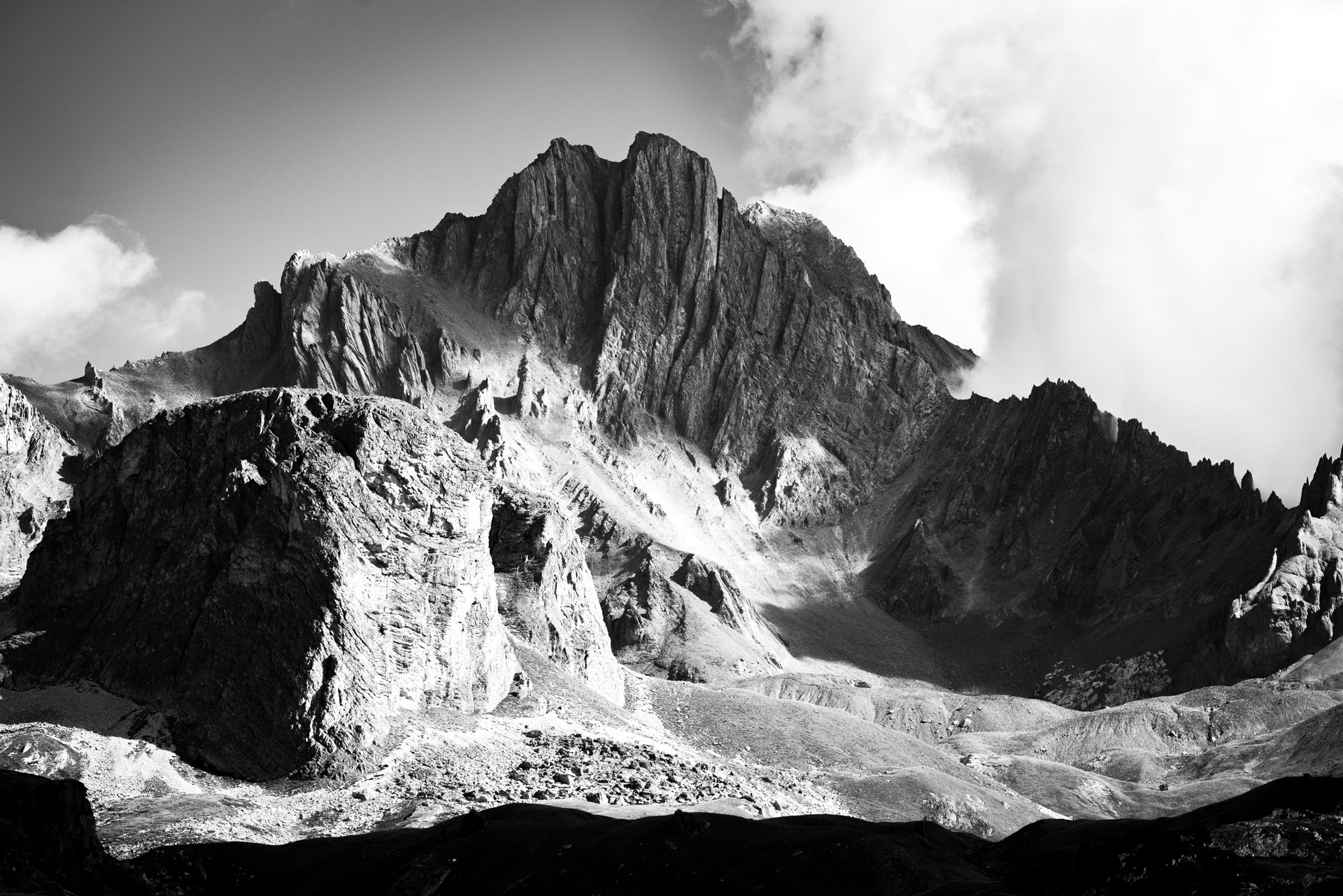 Dent Parrachée en noir et blanc, face sud