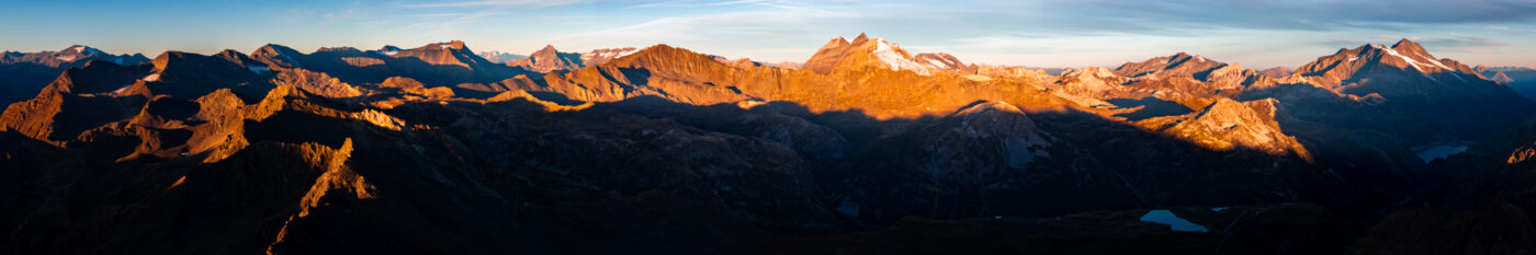 Grand panorama de la Vanoise au lever du jour