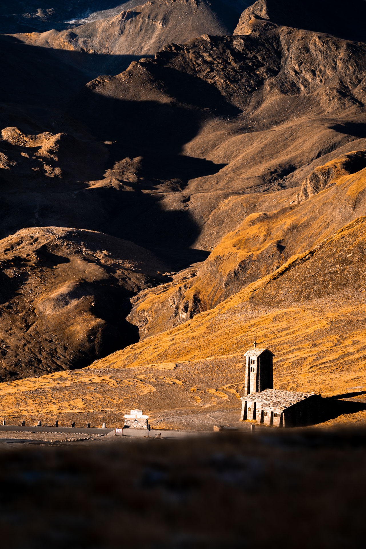 Chapelle du col de l'Iseran au lever du soleil